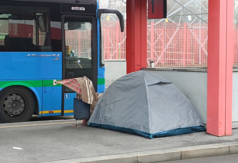 Milano, la nuova tenda di Sabrina e Michael alla Stazione M3 San Donato 
