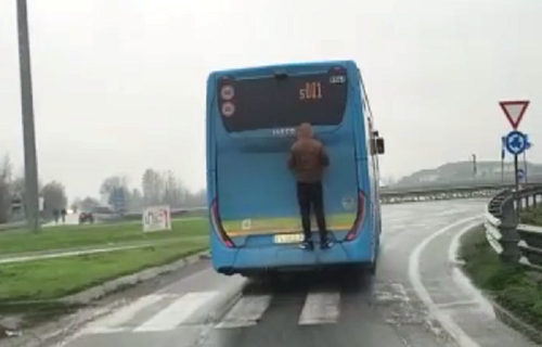 Lo screenshot del video ripreso da un automobilista che ha immortalato la pericolosa acrobazia del giovane 