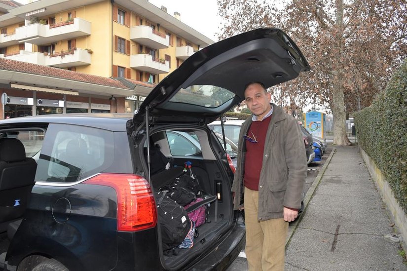 L'auto nella quale dorme Yahia Jaghl, 55 anni siriano da 27 anni in Italia 