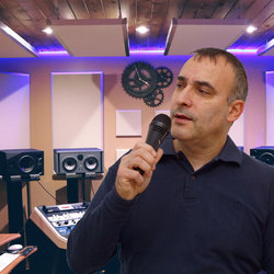 Simone Riva in studio 