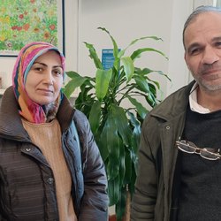 Ayat Basbouse e Yahia Jaghl nela sala di attesa del Municipio 