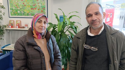 Ayat Basbouse e Yahia Jaghl nela sala di attesa del Municipio 