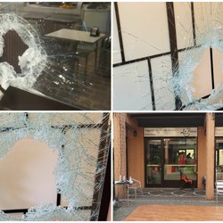 Le foto dei danni alla vetrina 
