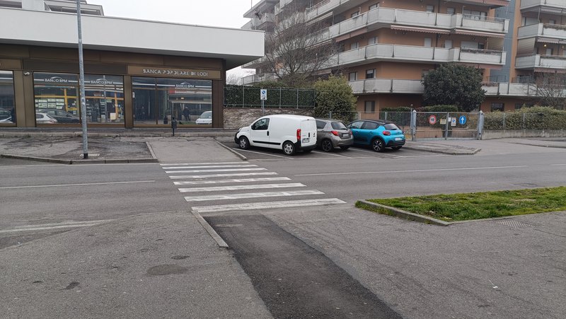 Il passaggio pedonale di via Moro teatrto dell'incidente. 