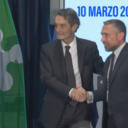 Il Presidente di regione Lombardia Attilio Fontana si congratula con Franco Lucente 