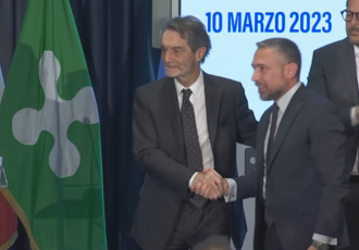 Il Presidente di regione Lombardia Attilio Fontana si congratula con Franco Lucente 