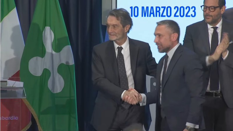 Il Presidente di regione Lombardia Attilio Fontana si congratula con Franco Lucente 