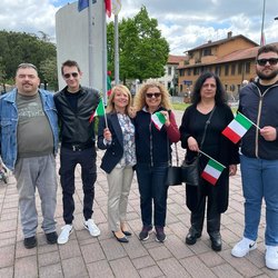 La delegazione del Circolo Fratelli d'Italia che ha partecipato alle celebrazioni del 25 Aprile a Peschiera Borromeo 