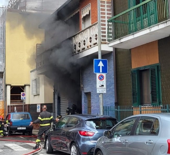 I Vigili del fuoco al lavoro sul rogo 