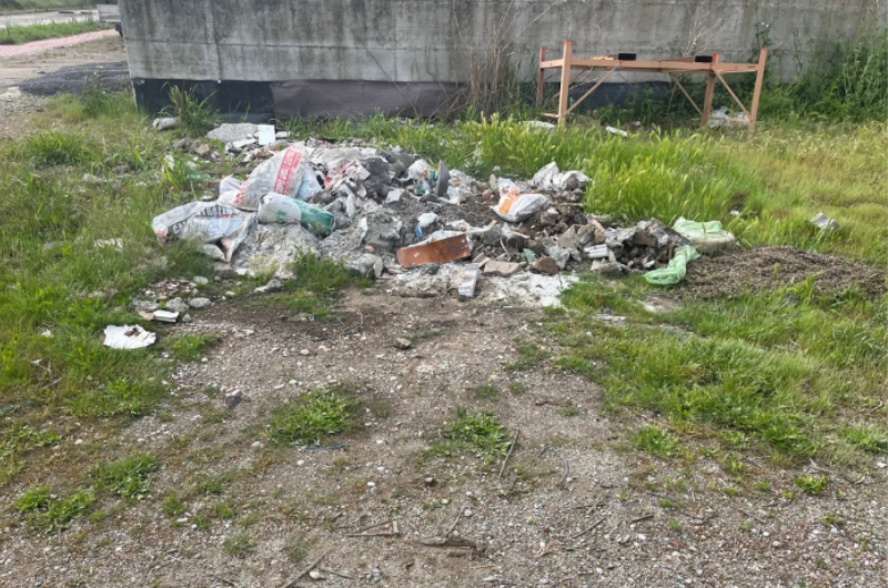 I rifiuti abbandonati in via Elena Lucrezia Cornaro Piscopia 