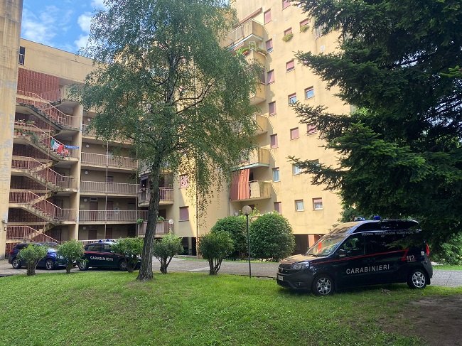 I Carabinieri presso lo stabile di via Cogne 