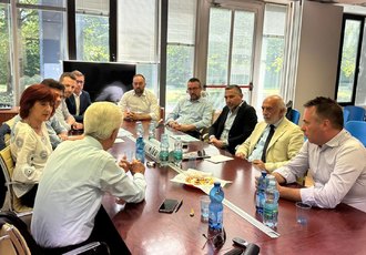 Franco Lucente con una delegazione dei comuni aderenti al Consorzio IT 