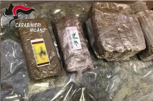 Alcuni dei pacchi di droga recuperati dai Carabinieri provenienti dalla Spagna 