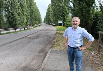 Franco Abate, sindaco di Pantigliate, durante il sopralluogo al cantiere stradale 