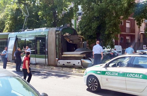 Il tram della Linea 15 coinvolto nell'incidente 