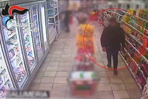 Il 27enne ripreso dalle telecamere di un supermercato 
