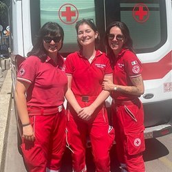 Le tre giovani operatrici della Croce Rossa che hanno assistito la mamma nel parto 