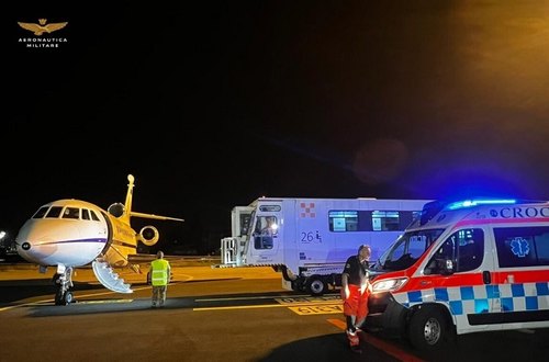Il velivolo dell'Aeronautica appena atterrato a Linate con a bordo la piccola paziente 