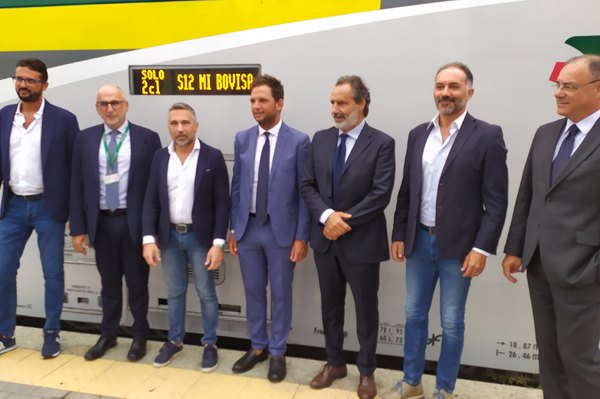 Da sinistra Fabio Raimondo Membro della Commisisone Trasporti della camera dei Deputati, Giorgio Spadi Direttore Operativo Trenord, Franco Lucente Assessore ai  Trasporti di Regione Lombardia; Marco Segala Sindaco di San Giuliano Milanese, Francesco Squeri Sindaco di San Donato Milanese, Vito Bellomo Sindaco di Melegnano e Paolo Garavaglia Direttore Comunicazione Trenord