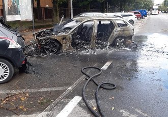 La vettura bruciata a Segrate 
