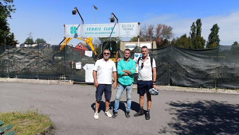 Da sinistra Gaetano Anastasi, Daniele Pizzamiglio e Davide di Gregorio davanti all'ingresso dell'ex Tennis Quadrifoglio 