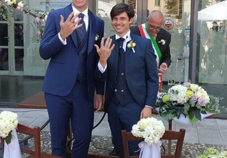 Gabriele Piazzoni e Davide Cinquanta mostrano l'anello che suggella la loro unione 