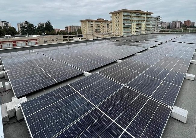 I pannelli solari sul tetto della scuola Fermi 