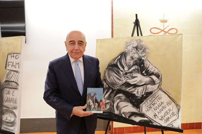 Adriano Galliani con il libro di Guido Alpa 