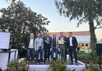 Il sindaco di Mediglia consegna un riconoscimento a Mario Vigo 