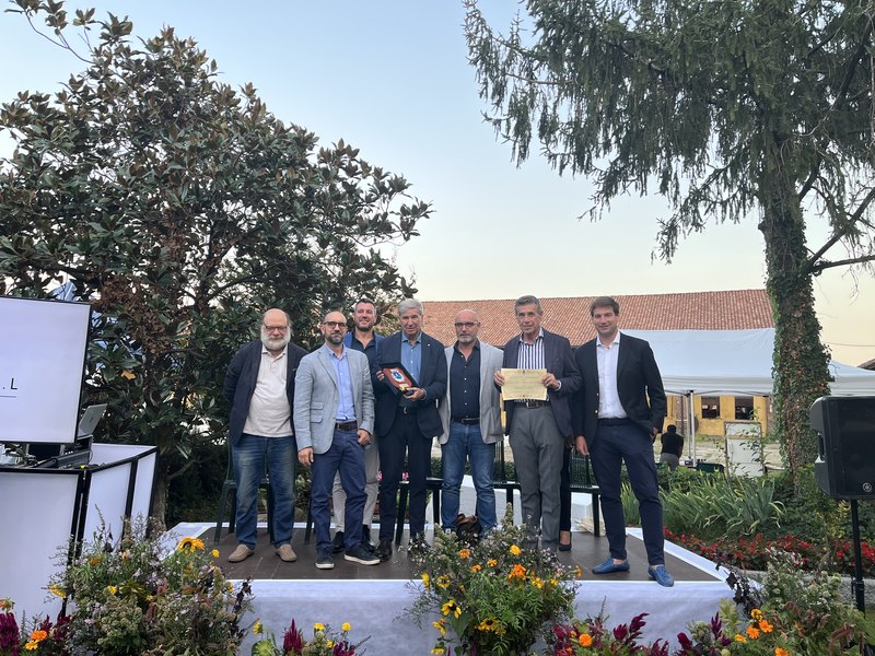 Il sindaco di Mediglia consegna un riconoscimento a Mario Vigo 
