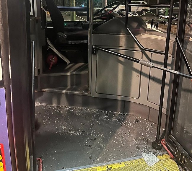 La devastazione sul bus della linea 90 dove un uomo ha aggredito il conducente 