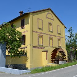 L'edificio che ospita il vecchio Mulino vista dalla strada 