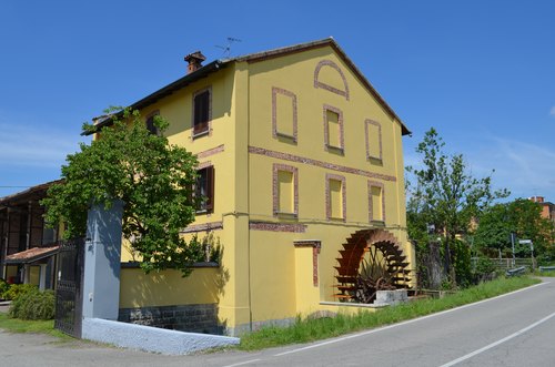 L'edificio che ospita il vecchio Mulino vista dalla strada 