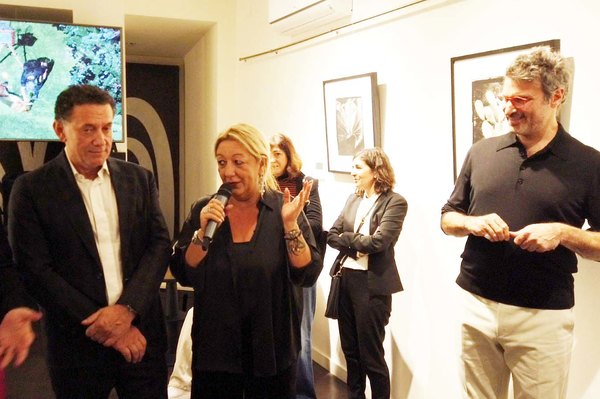 Da sinistra Massimo Colautti fondatore del Salotto di Milano, Simona Gervasio curatrice della Mostra e il talentuoso fotografo Habib Fadel