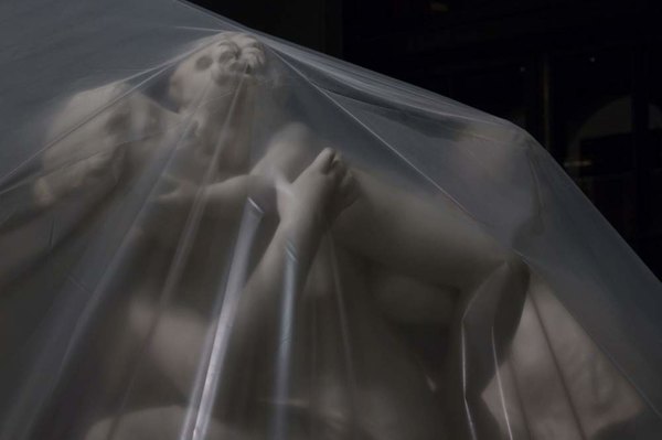 «ShroudedSculpture #6 (Affetto materno, di Edward Hodges Baily)» (2021), di Simon Roberts (particolare)
