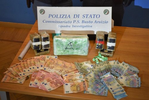 La droga e il denaro trovati in possesso del marocchino 
