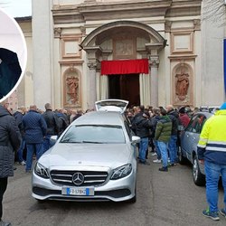 Il sagrato della Chiesa di Santo Stefano durante le esequie 