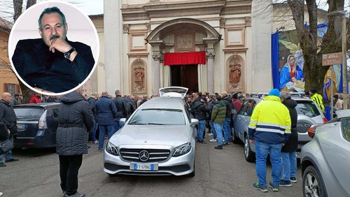 Il sagrato della Chiesa di Santo Stefano durante le esequie 