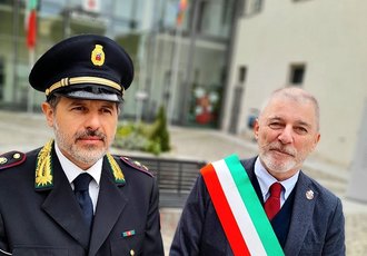 Il Comandante Giuseppe Familiare con il sindaco Franco Abate 