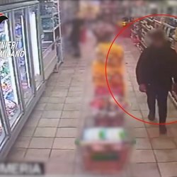Il 27enne ripreso dalle telecamere di un supermercato 