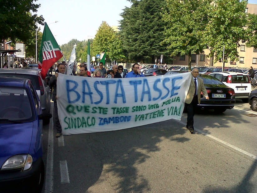 Peschiera Borromeo - Sabato 27 settembre 2014, la sezione locale di Forza Italia tenne con successo, una protesta contro i rincari decisi della giunta Zambon 