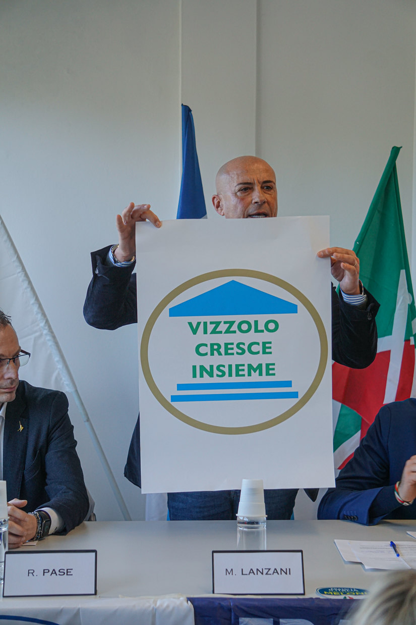 Marco Lanzani con il simbolo del Gruppo civico che insieme ai partiti del centrodestra lo sosterranno come candidato Sindaco. 