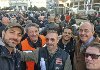 I Consiglieri comunale Riccardo Truppo e Enrico Marcora insieme ai motociclisti scesi in piazza 