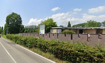 La fermata in via 2 Giugno al Cimitero di Mirazzano direzione Bettola 