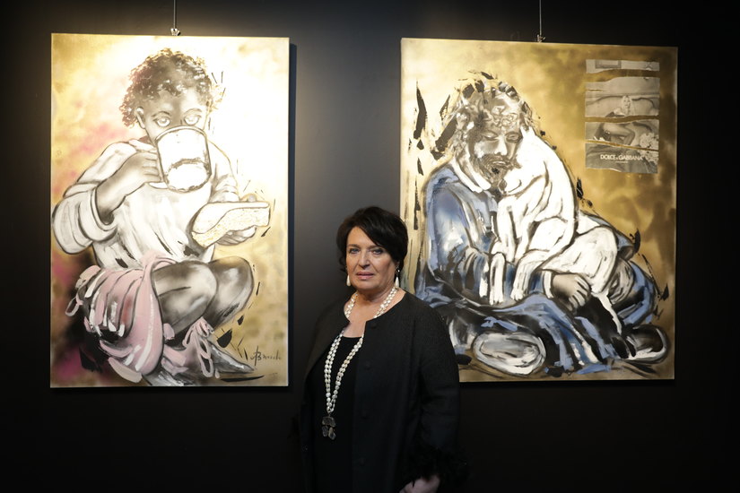 Carla Bruschi davanti a due opere della Mostra 
