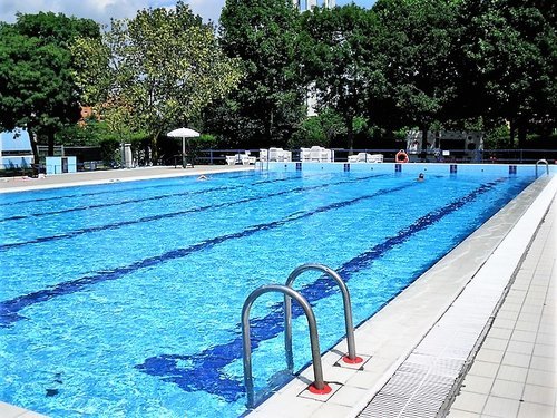 La vasca grande della piscina di Peschiera Borromeo 
