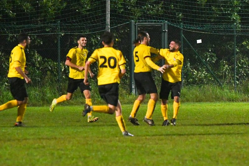 L'abbraccio della vittoria del Pro Peschiera Borromeo 
