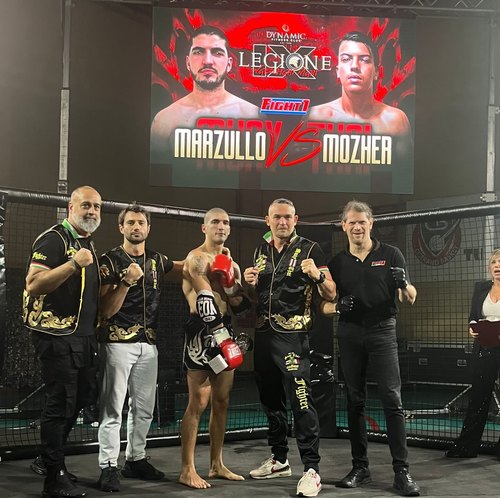 La foto di rito per celebrare la vittoria dell'atleta medigliese; 