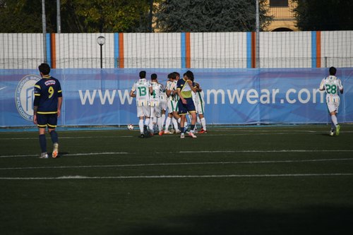 L'abbraccio del gol della vittoria della squadra del Sangiuliano City 