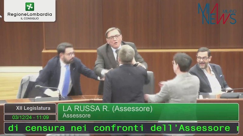 Majorino toglie il microfono a La Russa in modo deciso e sfiora la rissa 